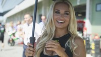 Sosok para gadis payung selalu mampu merebut perhatian. Entah karena parasnya yang rupawan, fisiknya yang menawan, atau senyumnya yang mematikan. (Foto: Mirco Lazzari gp/Getty Images)