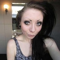 Perpaduan eyeshadow, eyeliner dan bulu mata palsunya sudah oke. Tapi kok alisnya seperti itu? Foto: ist