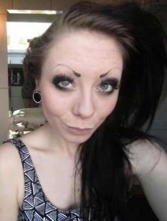 Perpaduan eyeshadow, eyeliner dan bulu mata palsunya sudah oke. Tapi kok alisnya seperti itu? Foto: ist