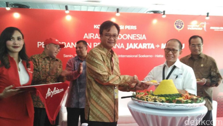 Foto: Dendy Kurniawan, GroupCEO AirAsia Indonesia saat penyerahan tumpeng (Wahyu/detikTravel) Foto: Dendy Kurniawan, GroupCEO AirAsia Indonesia saat penyerahan tumpeng (Wahyu/detikTravel)