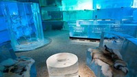Hotel juga memiliki bar dan restoran dengan suhu mencapai 0 derajat Celcius lho! (ICEHOTEL/Facebook)
