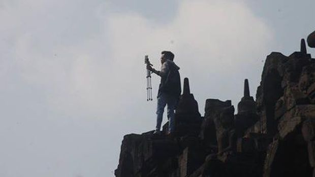 Heboh Pria Panjat Stupa Candi Borobudur dan Asyik Selfie