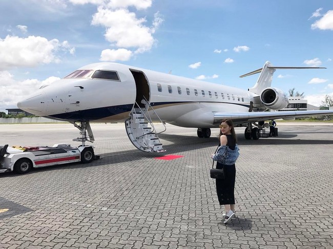 Pesawat jet pribadi selalu jadi andalan wanita 28 tahun yang tinggal di Kuala Lumpur ini untuk berpergian ke negara-negara tujuannya. Foto: Instagram