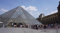 Foto: Antrean di museum Louvre biasanya selalu panjang. Kalau ingin masuk, lakukanlah dengan cepat. Cari saja lukisan Monalisa yang tersohor itu, lalu berselfie. Setelah itu segera keluar dan menuju tempat wisata lainnya (Ahmad Toriq/detikTravel)