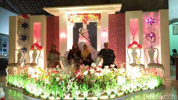 Jangan Kaget, Mahligai Pengantin Ini Dibuat dari Rongsokan Sampah