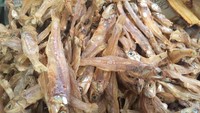 Ukurannya besar dan pipih, ikan teri ini paling cocok dibuat balado. Atau digoreng begitu saja untuk dinikmati dengan sambal dan nasi hangat.