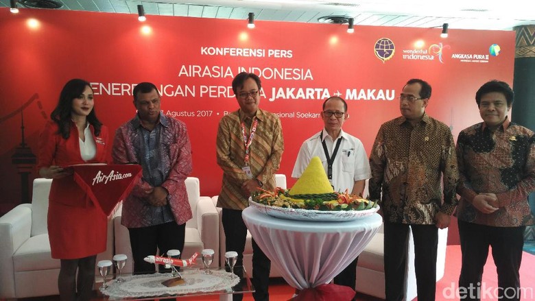 Foto: I Gde Pitana beserta Tony Fernandes, Memhub Budi, dan Dendy Kurniawan (Wahyu/detikTravel) Foto: I Gde Pitana beserta Tony Fernandes, Memhub Budi, dan Dendy Kurniawan (Wahyu/detikTravel)