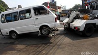 Bukan hanya kios saja yang dibongkar tetapi juga angkot yang mengeten di atas trotoar digerek oleh Dishub.