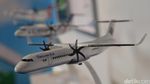 Foto: Melihat Miniatur Pesawat R 80 Karya Habibie
