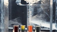 Tidak hanya bangunan hotel yang dari es, minuman di hotel juga disajikan di dalam gelas es (ICEHOTEL/Facebook)