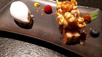 Dessert Butter Mochi Cake jadi penutup makan. Menu ini dilengkapi salted caramel popcorn & macademia sekaligus sorbet kelapa.