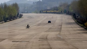 Eric Lafforgue, itulah nama sang fotografer. Ia mengunjungi Korea Utara mengikuti tur yang sudah ditentukan. Jalanan di sana ternyata sangat mulus dan sangat lebar, tapi sedikit sekali kendaraan melintas. Foto: Bored Panda