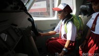 Anak-anak melihat miniatur kokpit pesawat.