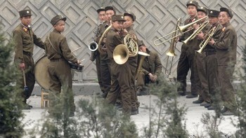 Tampak tentara Korut sedang berlatih musik. Foto: Bored Panda