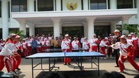 Usai pelepasan, Jokowi menggelar pertandingan tenis meja. Berpasangan dengan Erick, ganda dadakan itu berhadapan dengan Susy Susanti, Kepala Bidang Pembinaan dan Prestasi Persatuan Bulutangkis Seluruh Indonesia (PBSI) dan Yopie Warsono, mantan petenis meja yang kini menjadi pelatih tim tenis meja SEA Games 2017. Pool/INASGOC.
