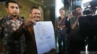 Zainudin Paru menunjukan surat laporkan ke Bareskrim.