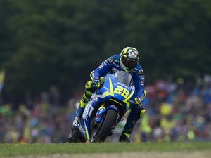 Hendak Mengganti Motor... Eh Iannone Malah Terjatuh