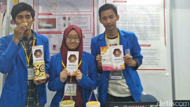 Mereka meraih tiga penghargaan atas inovasi produk lilin aromaterapinya. 