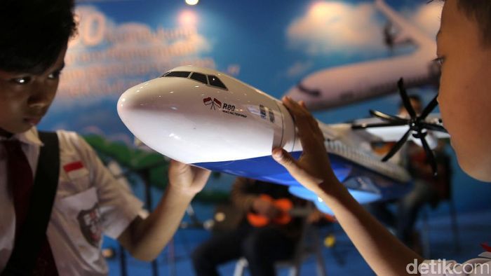 Foto: Melihat Miniatur Pesawat R 80 Karya Habibie