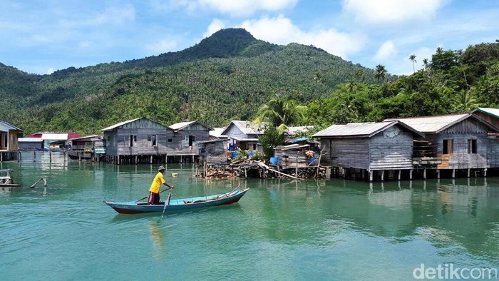 Laut Natuna yang terletak di Provinsi Kepulauan Riau menjadi salah satu lokasi favorit para kapal asing pencuri ikan. Begini keindahan Laut Natuna.