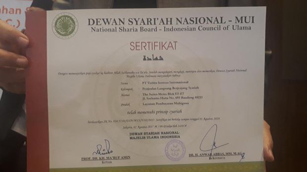 Ketua Umum MUI KH Ma'ruf Amin menyerahkan sertifikat syariah kepada perusahaan teknologi finansial Fintench PayTren yang dikembangkan Ustaz Yusuf Mansyur.