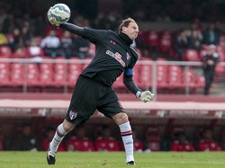 Jangan kaget kalau ada kiper dalam daftar pencetak gol tendangan bebas terbanyak ini. Berada di urutan sembilan adalah Regerio Ceni (59 gol), kiper yang sangat piawai mengeksekusi bola mati. (Miguel Schincariol/Getty Images)