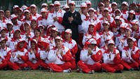 Jokowi berfoto dengan para atlet. Pool/INASGOC.