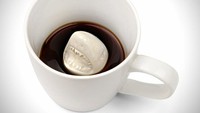 Mug dengan kepala ikan hiu di dalamnya ini cocok buat yang suka laut dan tantangan. Setelah kopi hampir habis baru muncul dari dasar mug porselin putih ini. Foto: Istimewa