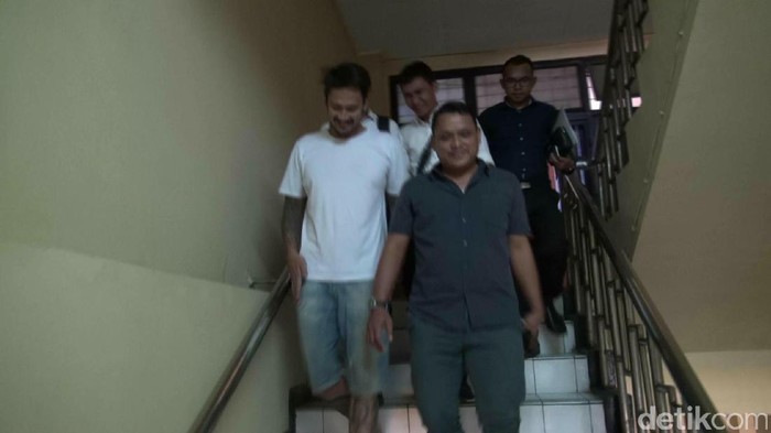 Didampingi Mieke, Tora Sudiro Dibawa ke RSKO Cibubur