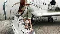 Ia pun kerap mengunggah gaya liburan mewahnya dengan jet pribadinya. (Dok. Instagram/chrystan_x)