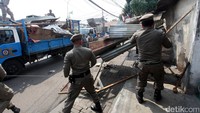 Kios-kios ini berdiri di atas lahan yang seharusnya untuk pejalan kaki.