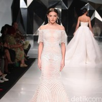 Koleksi terbaru Hian Tjen dengan mengusung tema A Fine Romance Bertempat di Ballroom Grand Hyatt hotel, Jakarta. [Foto: Mohammad Abduh/Wolipop]