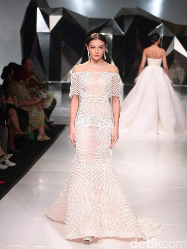 Koleksi terbaru Hian Tjen dengan mengusung tema A Fine Romance Bertempat di Ballroom Grand Hyatt hotel, Jakarta. [Foto: Mohammad Abduh/Wolipop]