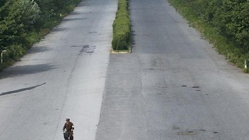 Dalam perjalanannya itu, dia sempat mencuri-curi foto walaupun sebenarnya sangat dilarang. Tampak di sini jalanan mulus, tapi sangat sepi. Foto: Bored Panda