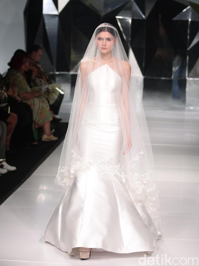 Koleksi terbaru Hian Tjen dengan mengusung tema A Fine Romance Bertempat di Ballroom Grand Hyatt hotel, Jakarta. [Foto: Mohammad Abduh/Wolipop]