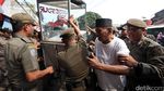 Foto: Puluhan PKL di Pondok Labu Dibongkar