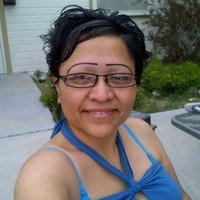 Rambut alis dicukur habis kemudian digambar garis lurus. Model alisnya ini terlihat konyol. Foto: ist