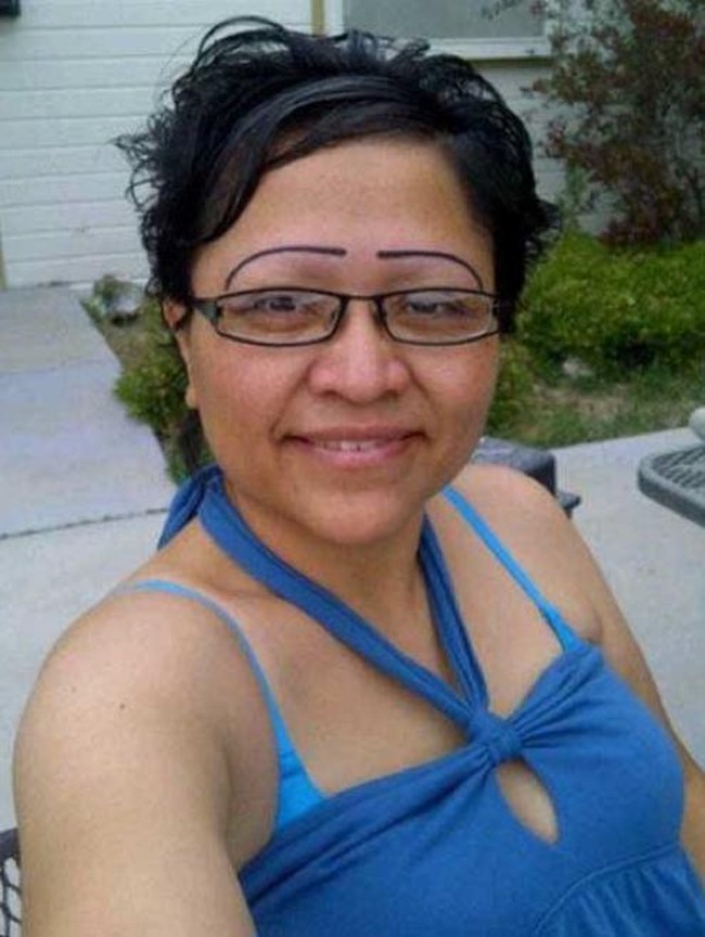 Rambut alis dicukur habis kemudian digambar garis lurus. Model alisnya ini terlihat konyol. Foto: ist