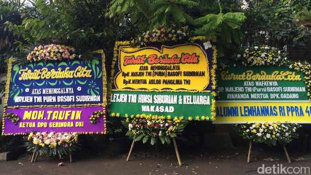 Karangan bunga dari kalangan politik dan artis juga dikirimkan sebagai tanda bela sungkawa kepada Basofi Sudirman