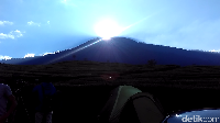 Perkebunan teh Sirah Kencong berada di Desa Ngadirenggo, Kecamatan Wlingi, Kabupaten Blitar. Perkebunan teh ini diapit gugusan bukit dan Gunung Kelud di sebelah barat, dan gugusan Gunung Butak dan Gunung Kawi di sisi timur (Erliana/detikTravel)
