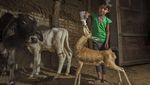 Foto: Ibu-ibu yang Menyusui Rusa