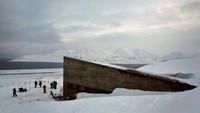 Svalbard Global Seed Vault berada di Pulau Spitsbergen di Kepulauan Svalbard. Pulaunya ada di Samudera Artik dan berada di bagian utara dari Norwegia, yang sangat terpencil (Bob Strong/ Reuters)