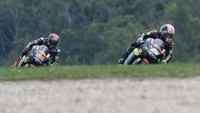 Dua rookie dari Monster Yamaha Tech3, Jonas Folger dan Johann Zarco, finis di posisi ke-10 dan ke-12. Mereka menyelingi hasil satu rookie lain, Alex Rins (Suzuki Ecstar) yang finis ke-11. (Michal Cizek/AFP PHOTO)