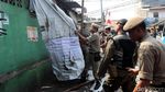 Foto: Puluhan PKL di Pondok Labu Dibongkar