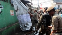 Bangunan-bangunan semi permanen itu dihancurkan.