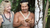 Suku Huaorani telah menempati hutan selama kurang lebih seribu tahun. Salah satu ciri khasnya adlah tidak memakai pakaian, dan mengisolasi diri dari dunia luar (BBC)