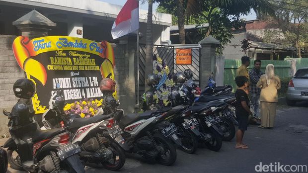 Karangan bunga berdatangan di rumah Ramiza/