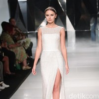 Koleksi terbaru Hian Tjen dengan mengusung tema A Fine Romance Bertempat di Ballroom Grand Hyatt hotel, Jakarta. [Foto: Mohammad Abduh/Wolipop]