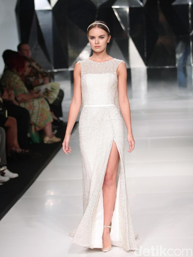 Koleksi terbaru Hian Tjen dengan mengusung tema A Fine Romance Bertempat di Ballroom Grand Hyatt hotel, Jakarta. [Foto: Mohammad Abduh/Wolipop]