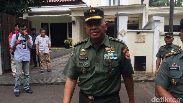 Mayor Jenderal Imam Edy Mulyono datang melayat mantan Gubernur Jawa Timur Basofi Sudirman